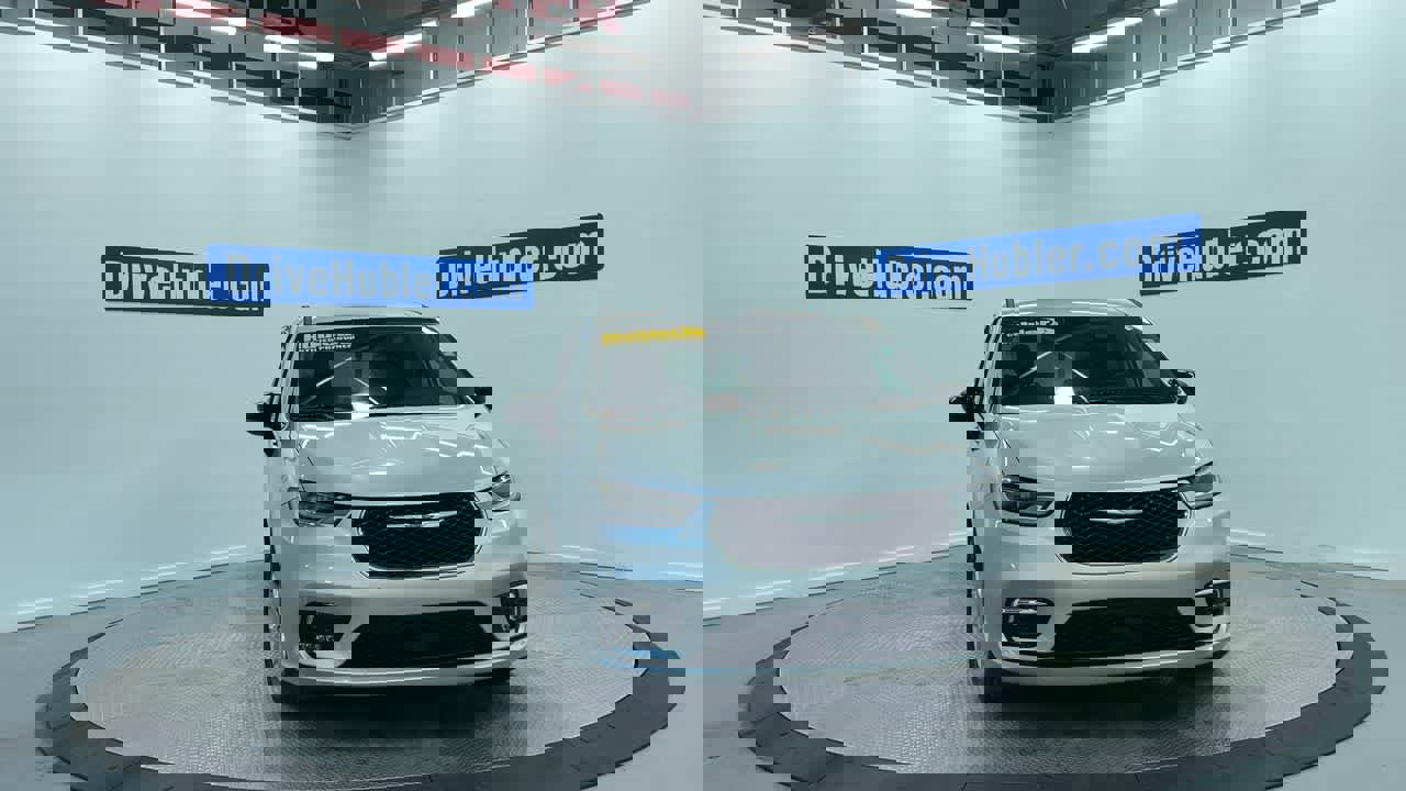 Used 2024 Chrysler Pacifica Touring-L image 6