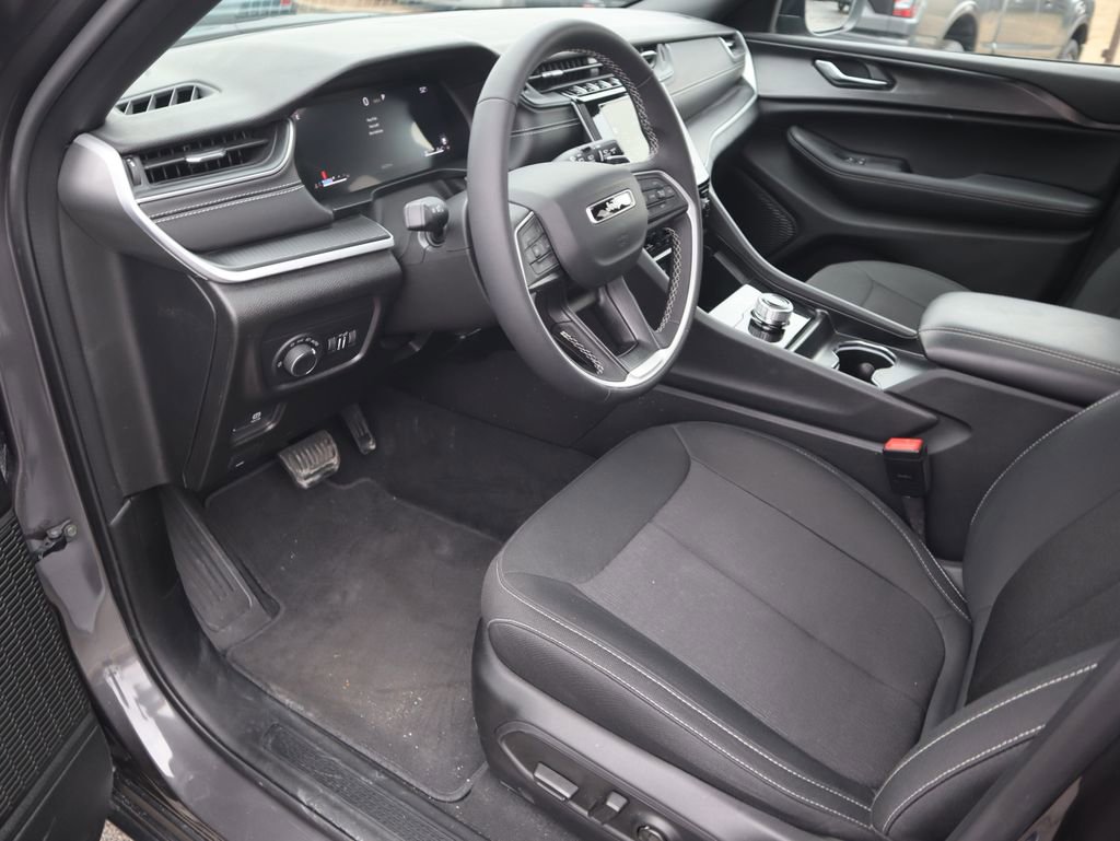 Used 2025 Jeep Grand Cherokee L Laredo image 14