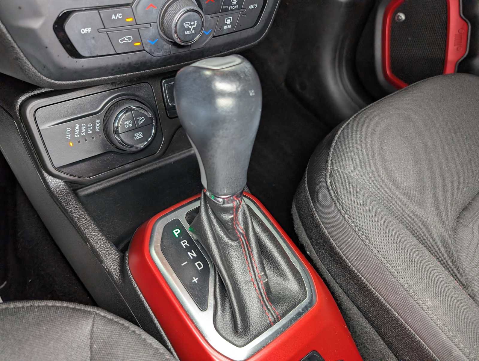 Used 2018 Jeep Renegade Trailhawk AWD/4WD image 29