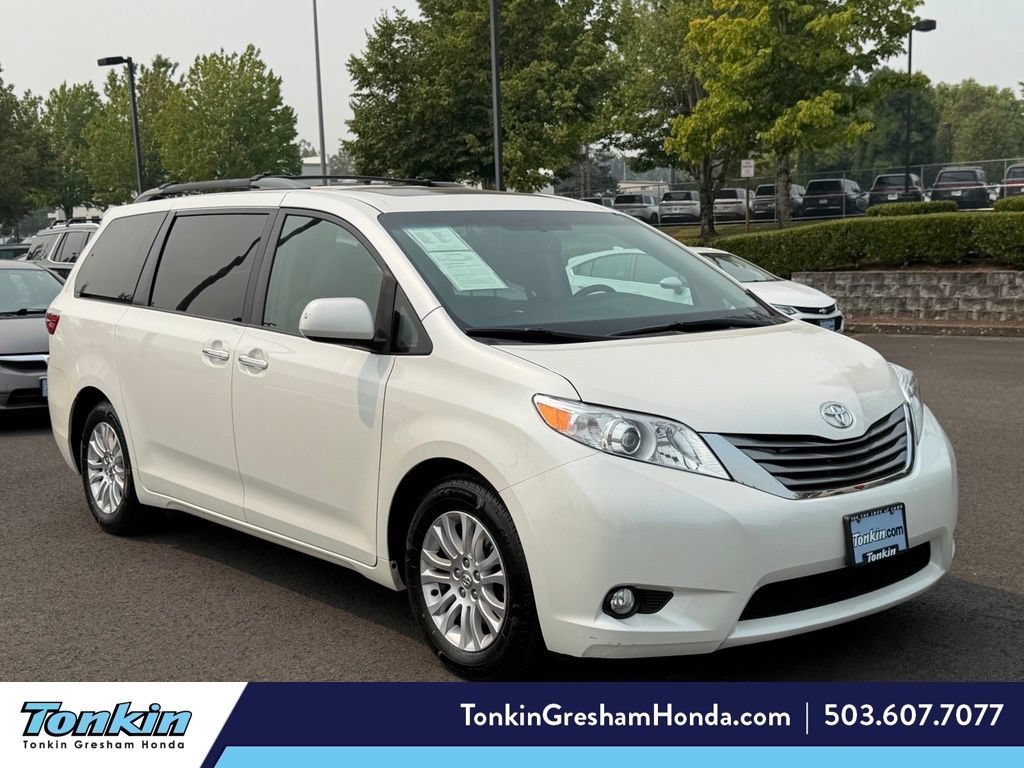 Used 2015 Toyota Sienna XLE w/ XLE Navigation Package FWD image 1