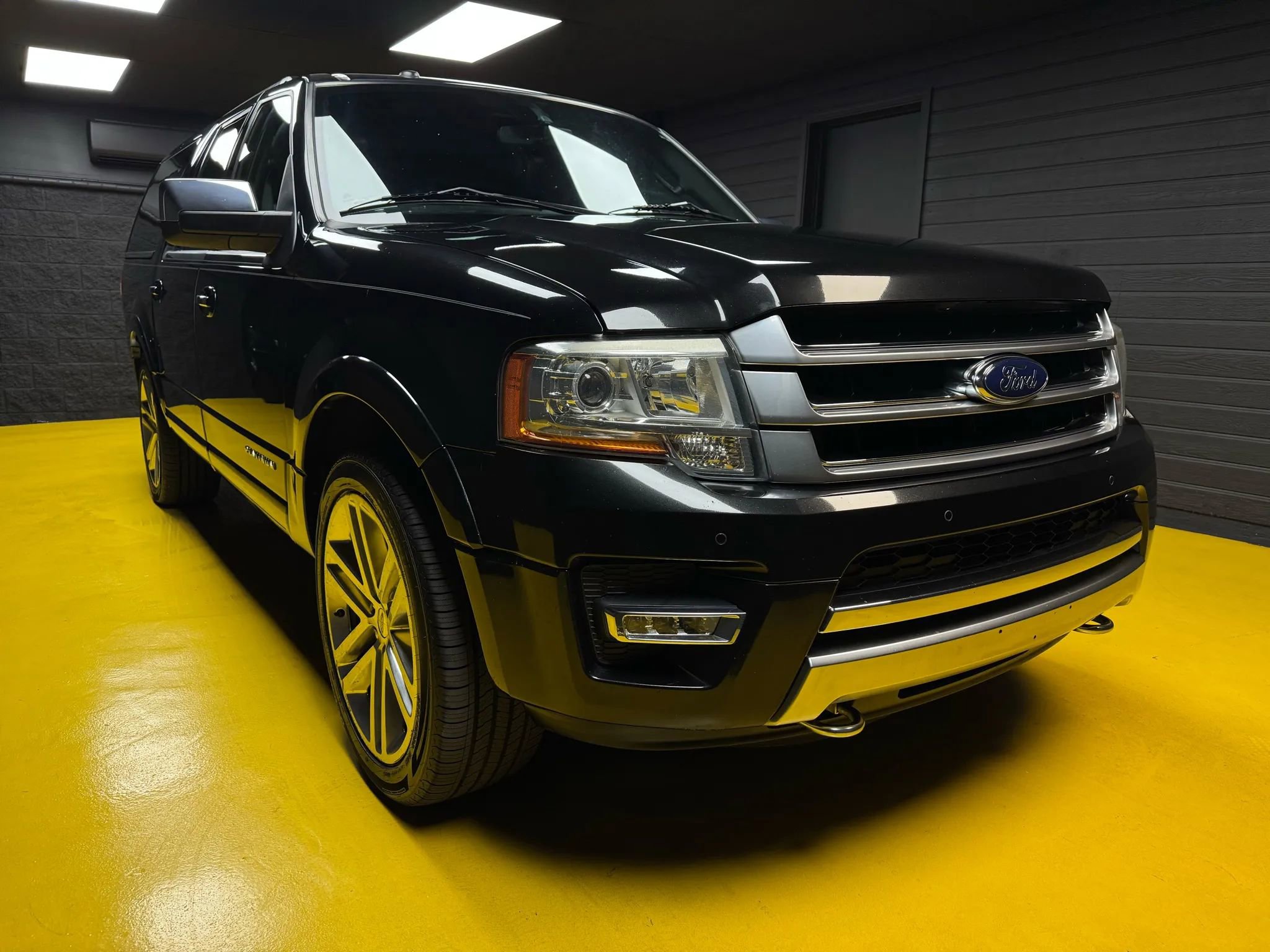 Used 2015 Ford Expedition EL Platinum image 3