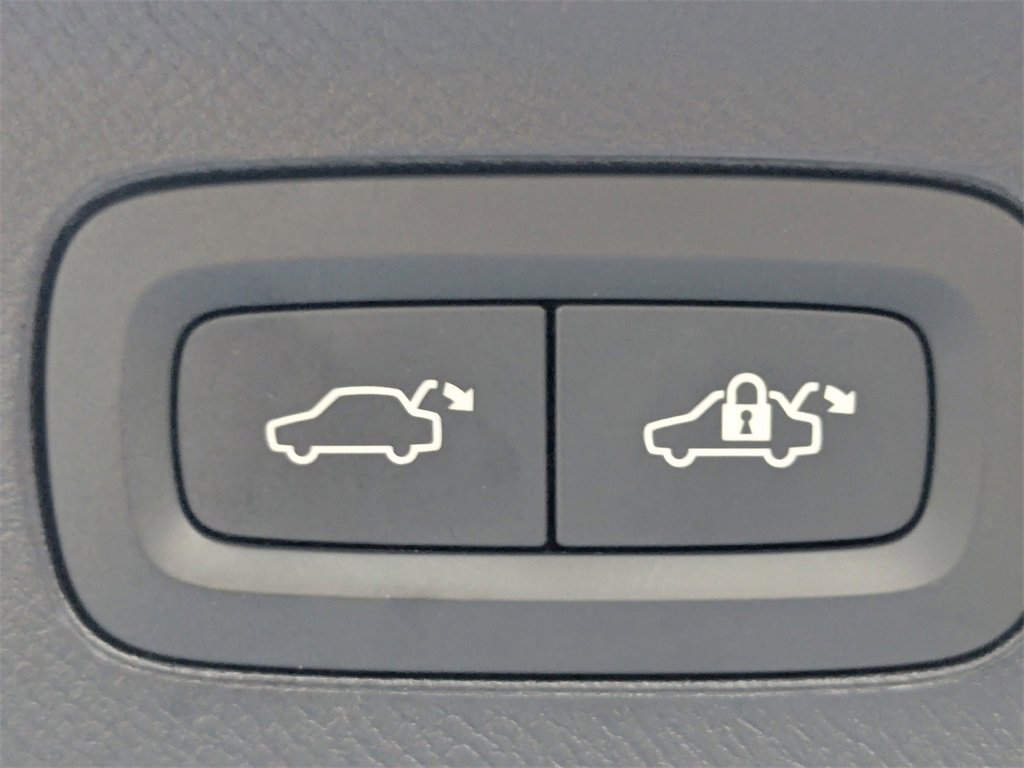 Certified 2023 Volvo XC90 B6 Ultimate w/ Protection Package Premier image 14