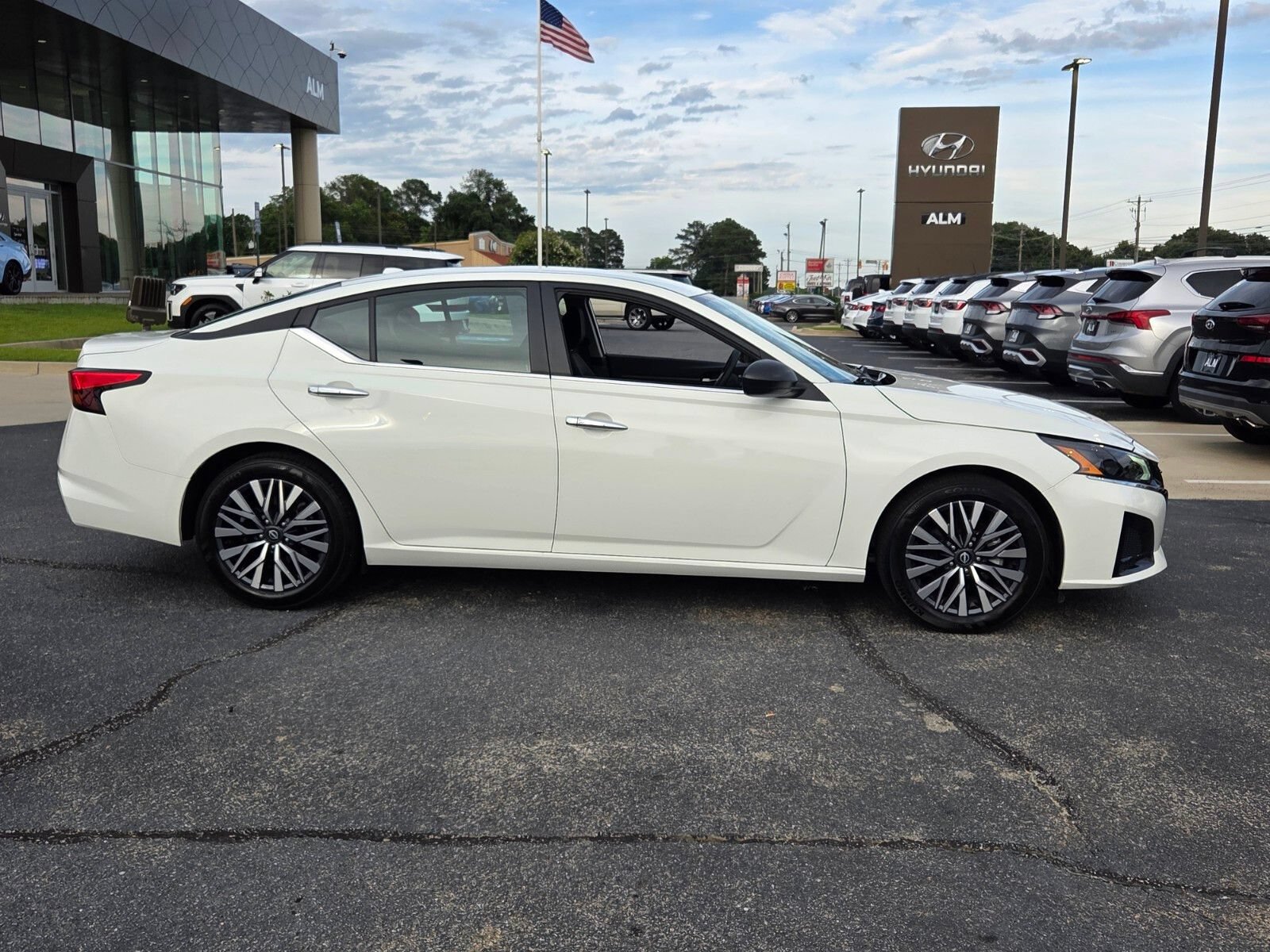 Used 2025 Nissan Altima 2.5 SV FWD image 14