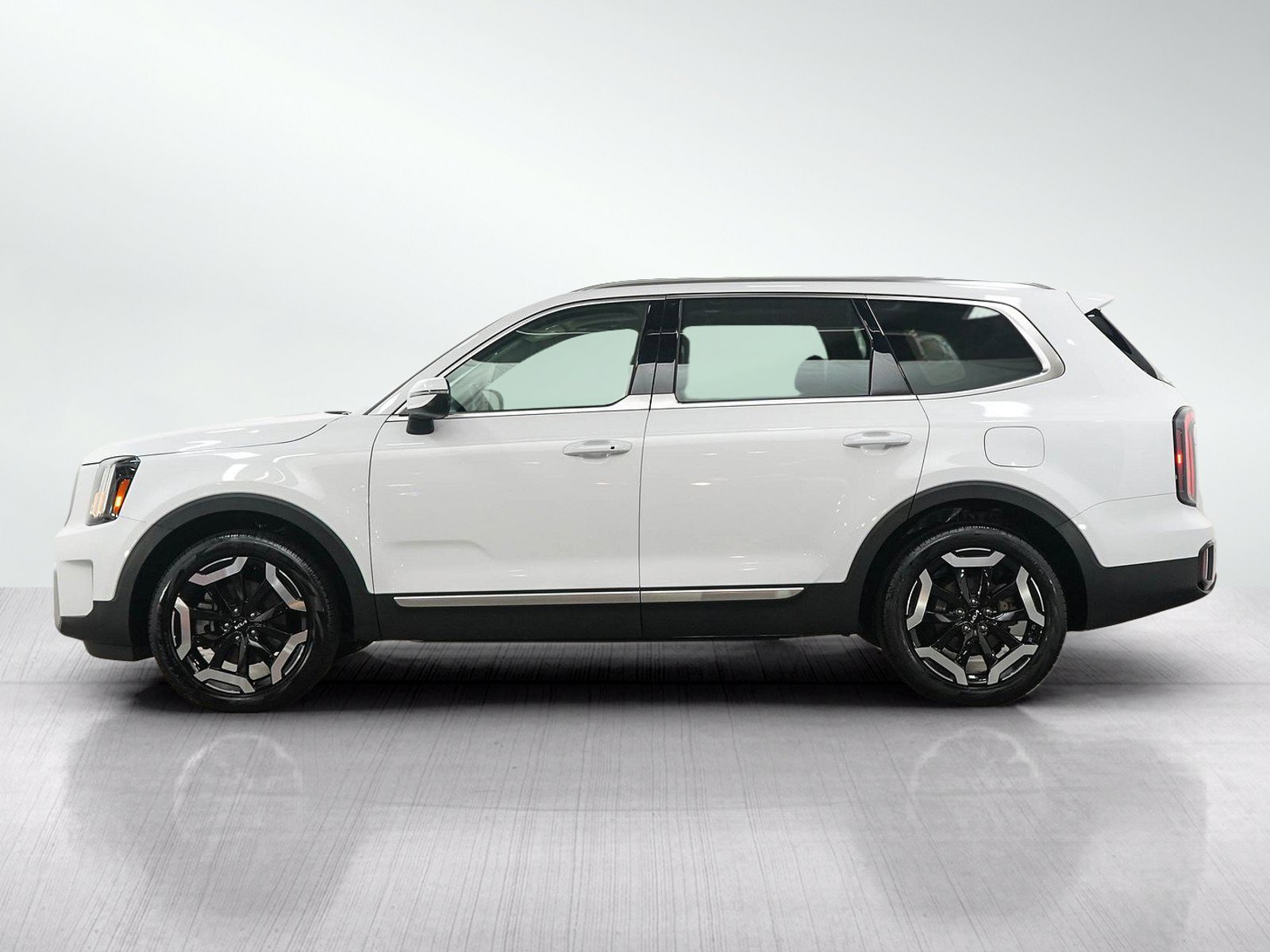 Used 2024 Kia Telluride EX w/ EX Captain's Chair Package AWD/4WD image 2