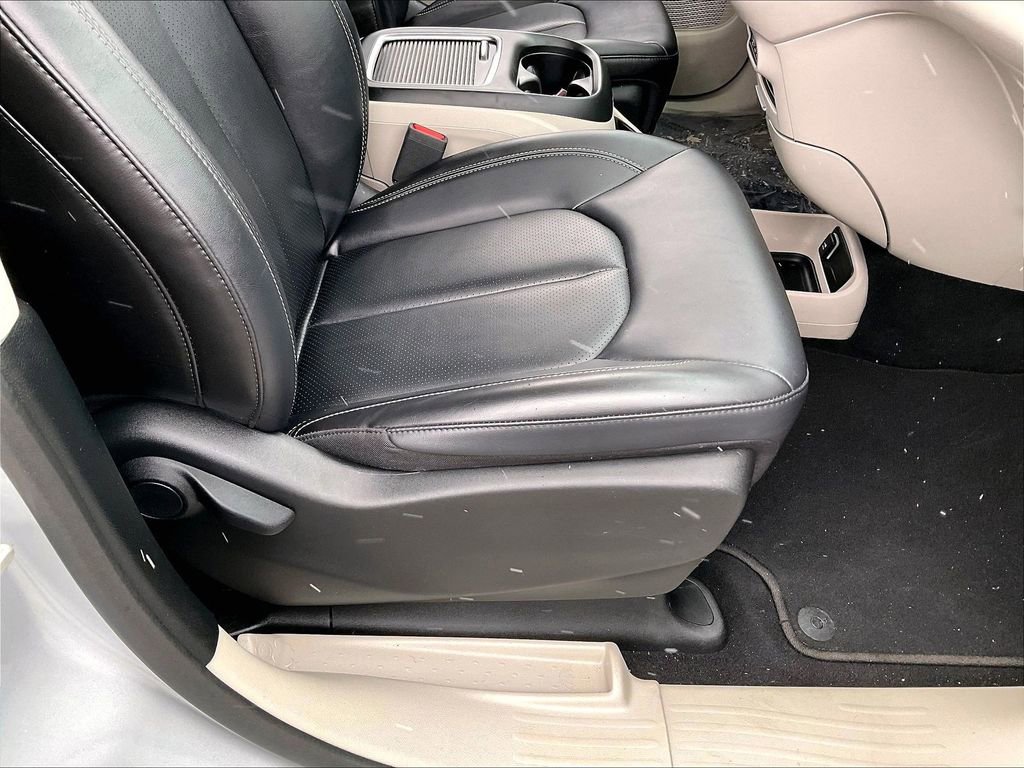 Used 2024 Chrysler Pacifica Touring-L image 35