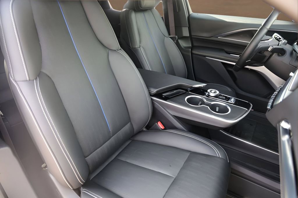 Used 2025 Cadillac Lyriq Luxury w/ LPO, Floor Liner Package image 29