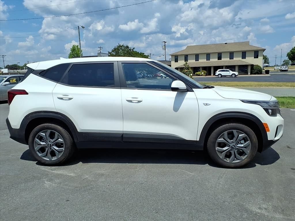 Used 2025 Kia Seltos LX AWD/4WD image 25