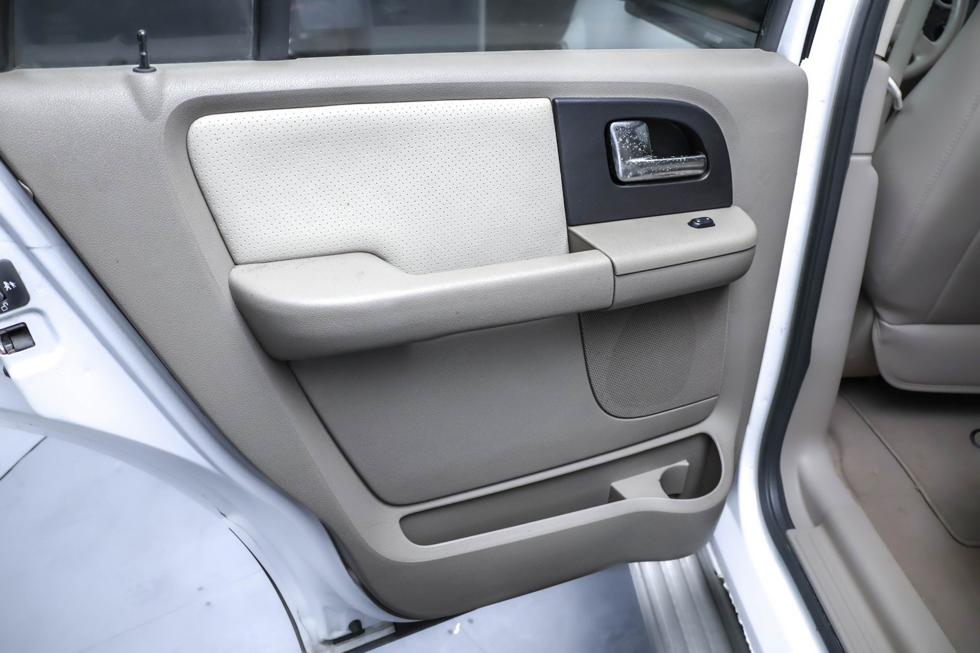 Used 2004 Ford Expedition Eddie Bauer image 17