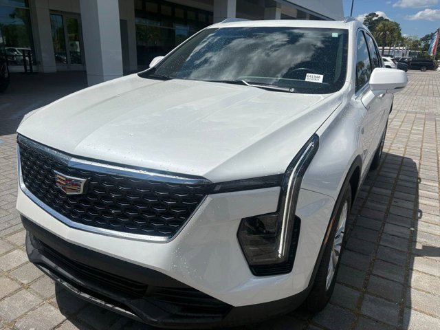 Certified 2024 Cadillac XT4 Luxury w/ Cold Weather Package FWD image 2