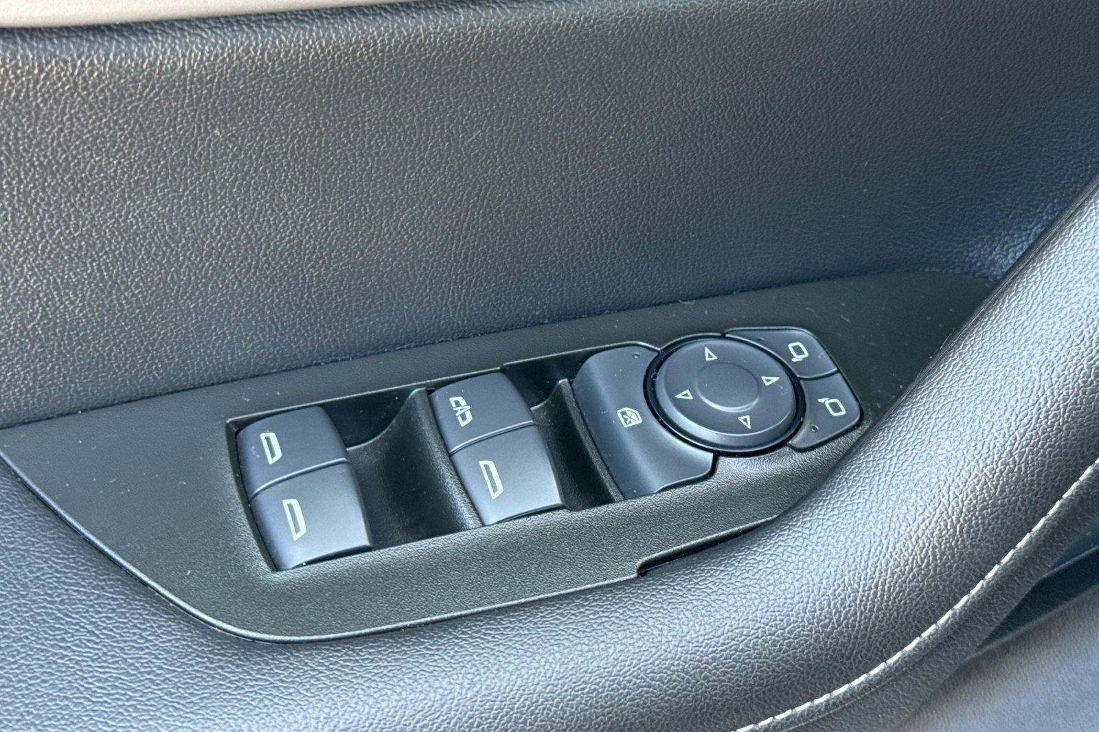 Used 2025 Chevrolet Blazer LT image 12