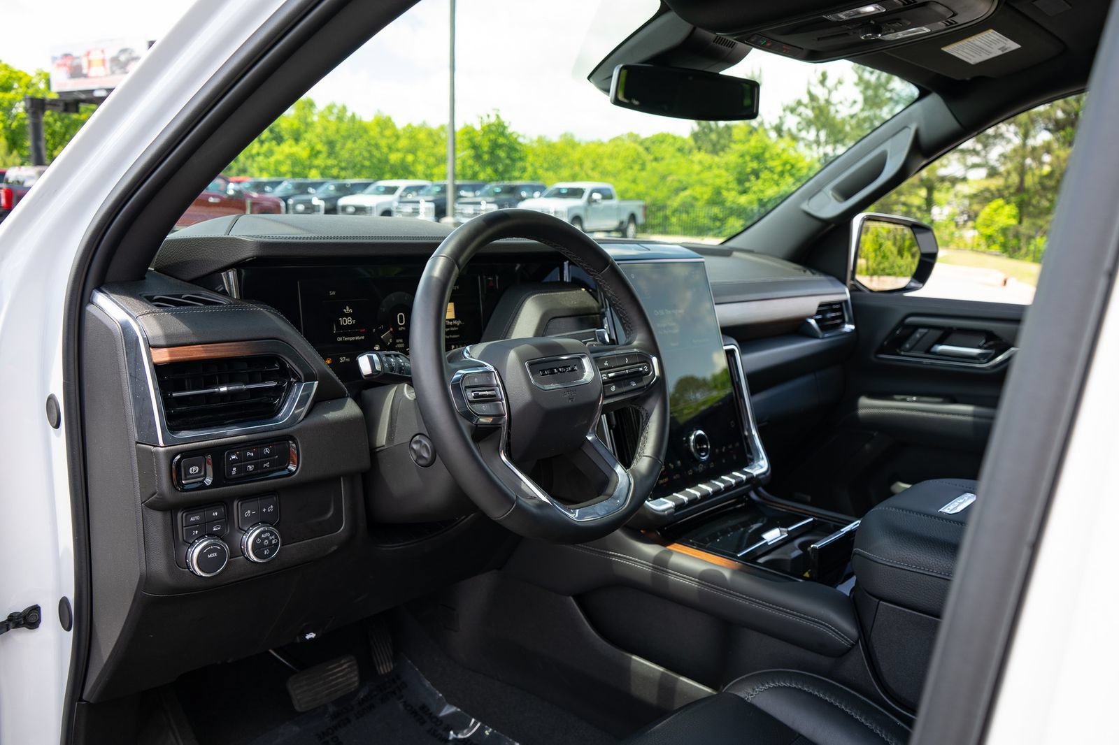 Used 2025 GMC Yukon XL Denali AWD/4WD image 13