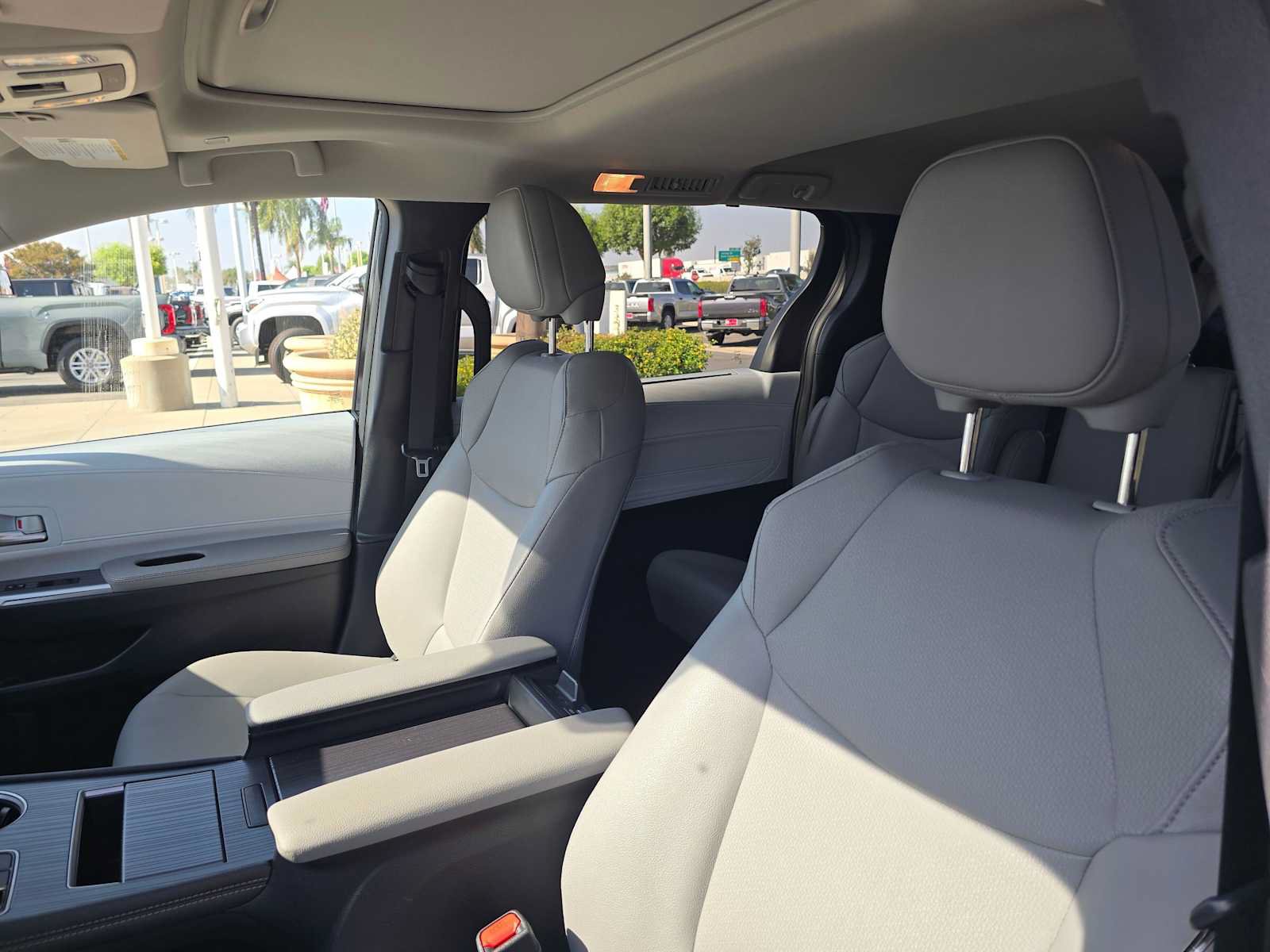 Used 2026 Toyota Sienna XLE FWD image 23