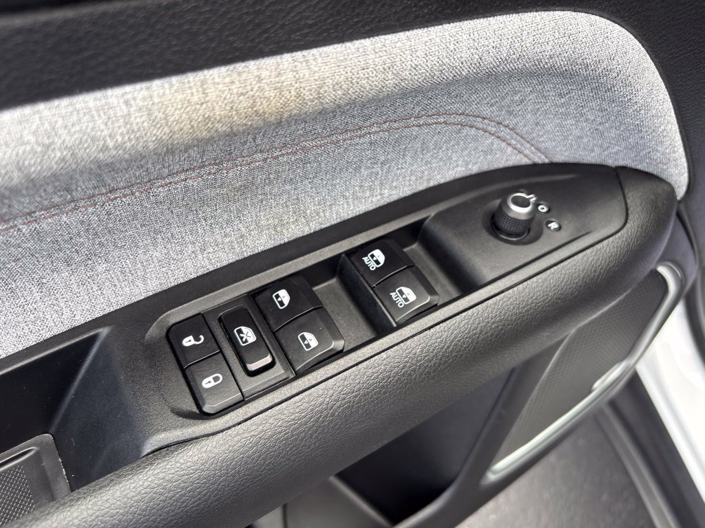 Used 2023 Jeep Compass Latitude w/ Sun and Sound Group AWD/4WD image 18