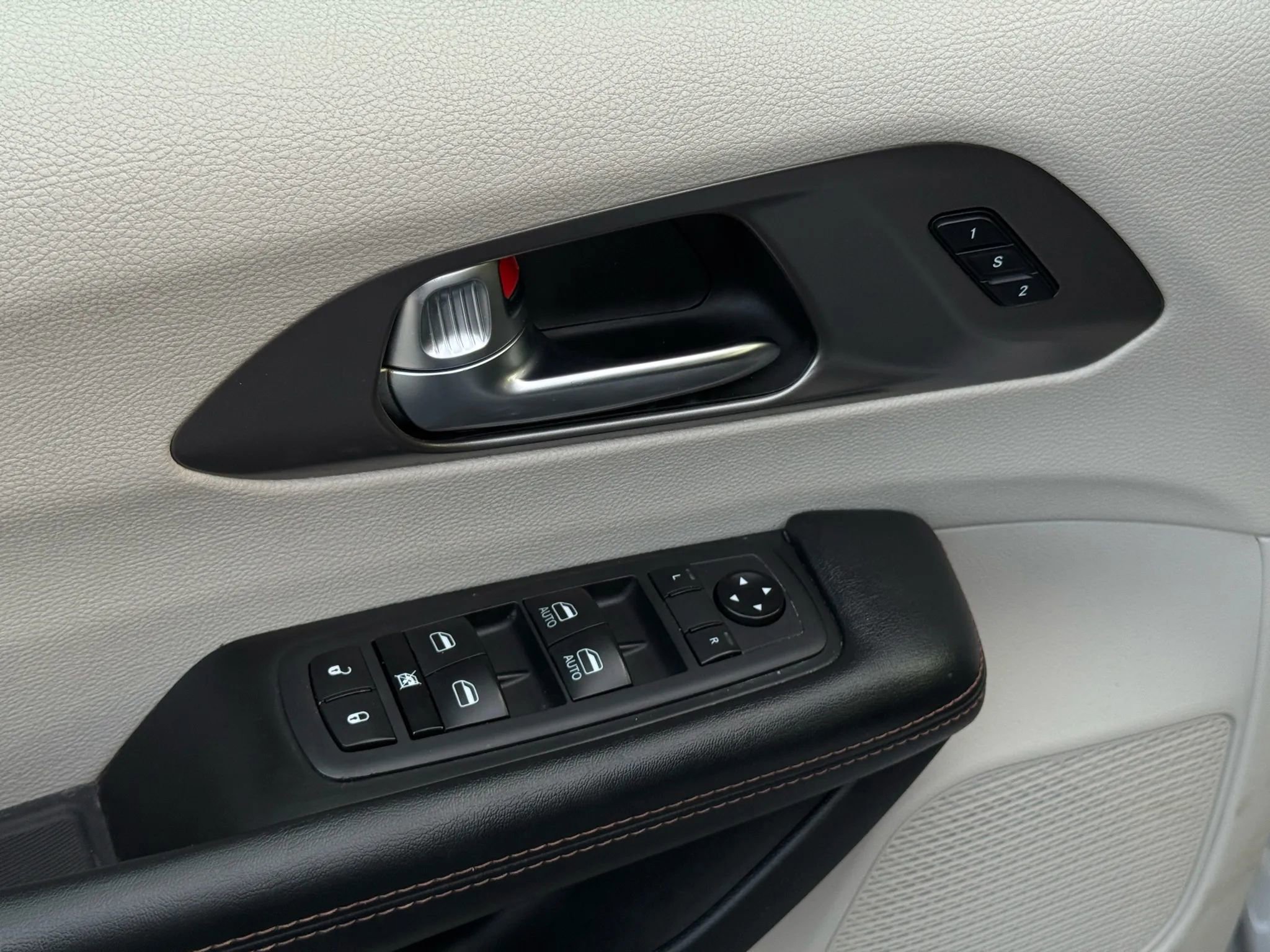 Used 2020 Chrysler Pacifica Touring-L image 17