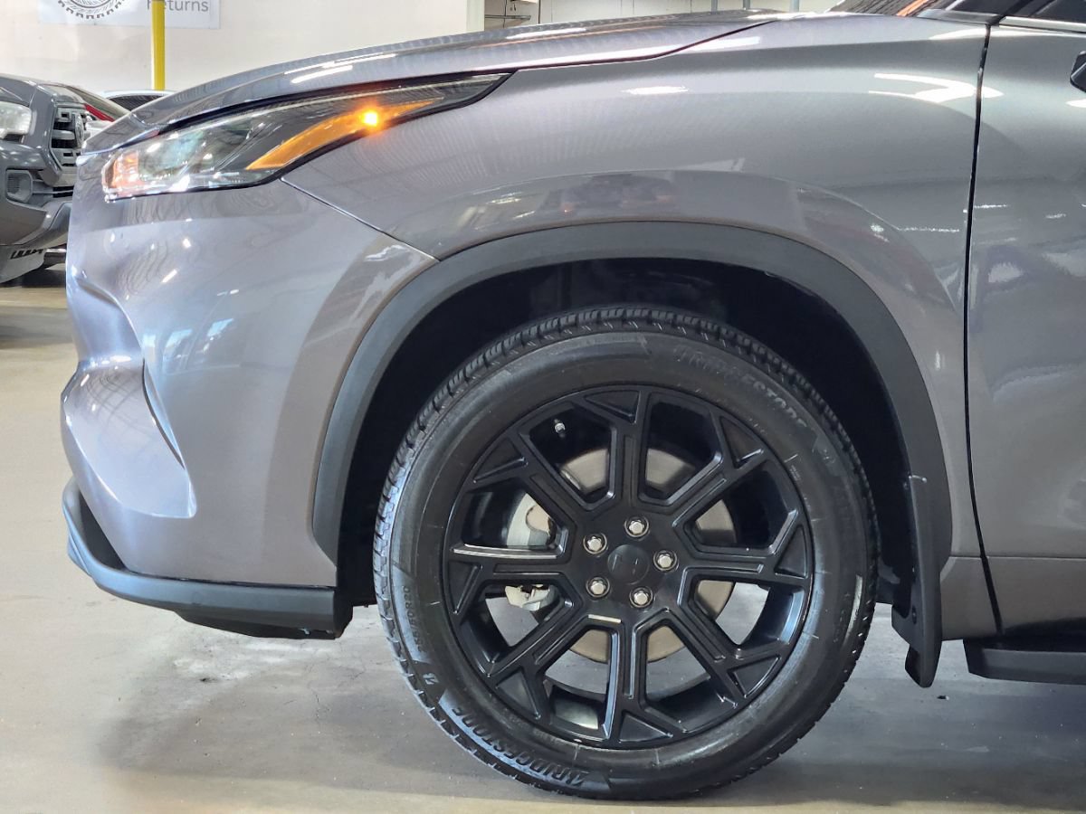 Used 2022 Toyota Highlander L FWD image 5