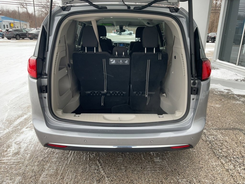 Used 2020 Chrysler Pacifica Touring image 14