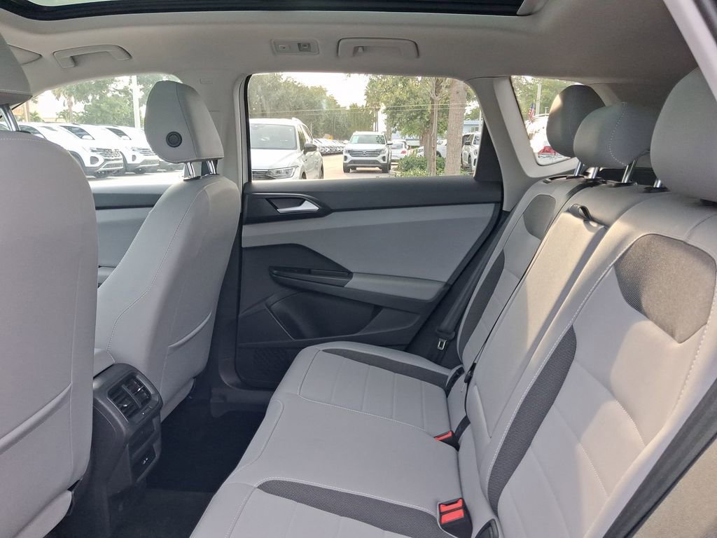Used 2023 Volkswagen Taos SE w/ Panoramic Sunroof Package FWD image 8