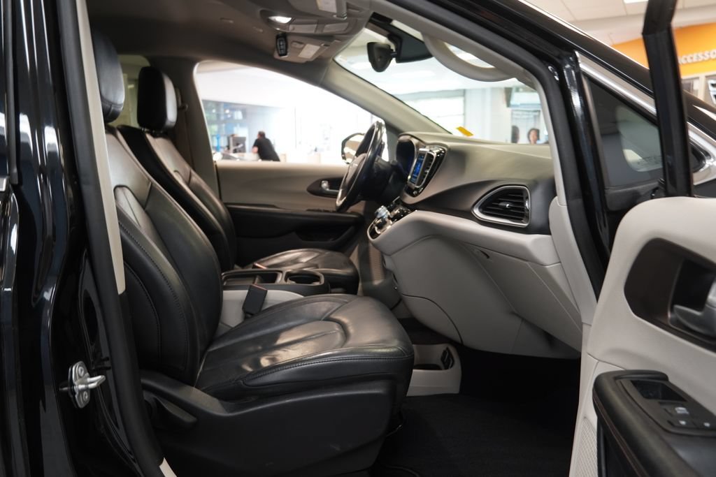 Used 2019 Chrysler Pacifica Touring-L FWD image 25