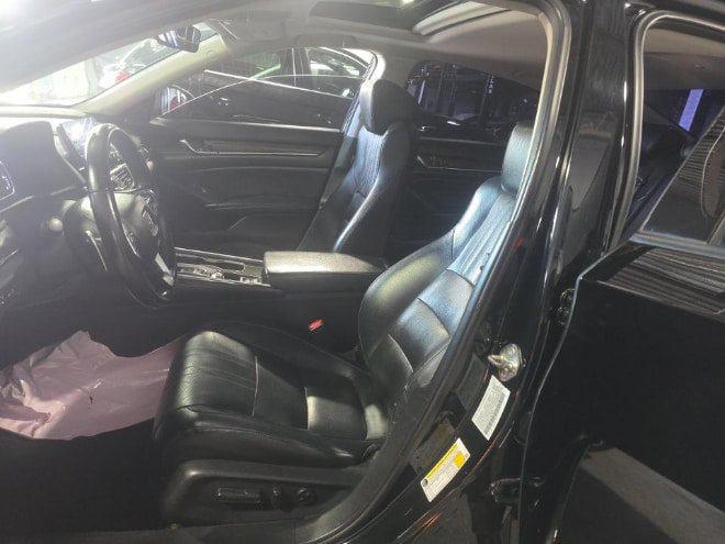 Used 2018 Honda Accord Touring image 11