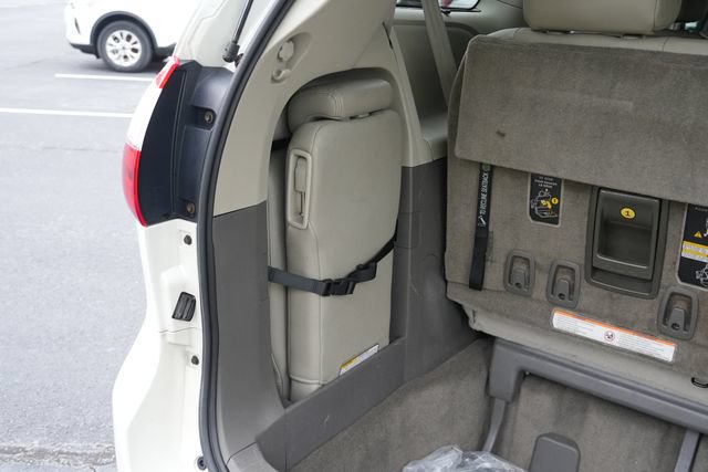 Used 2015 Toyota Sienna XLE w/ XLE Navigation Package FWD image 12