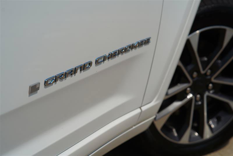 Used 2023 Jeep Grand Cherokee Overland AWD/4WD image 22