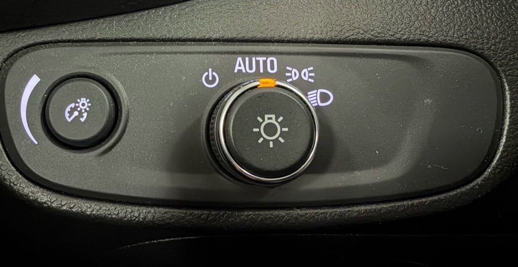 Used 2020 Chevrolet Trax LT w/ LT Convenience Package image 15