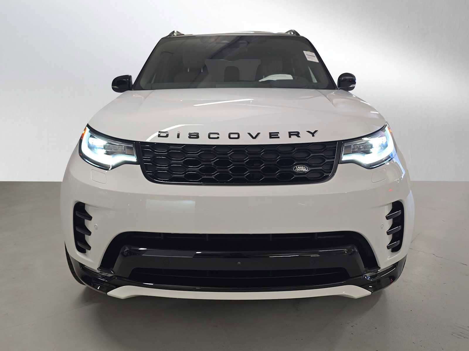 New 2025 Land Rover Discovery Dynamic SE image 8