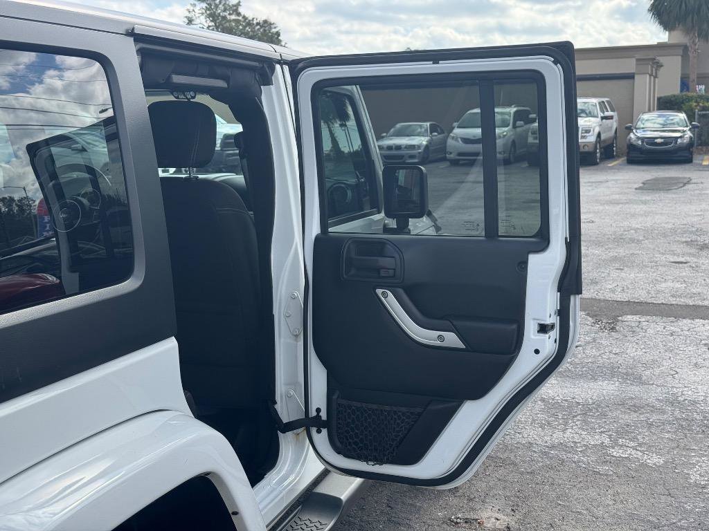 Used 2016 Jeep Wrangler Unlimited Sahara w/ Connectivity Group image 18