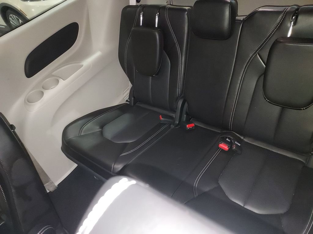 Used 2024 Chrysler Pacifica Touring-L image 28