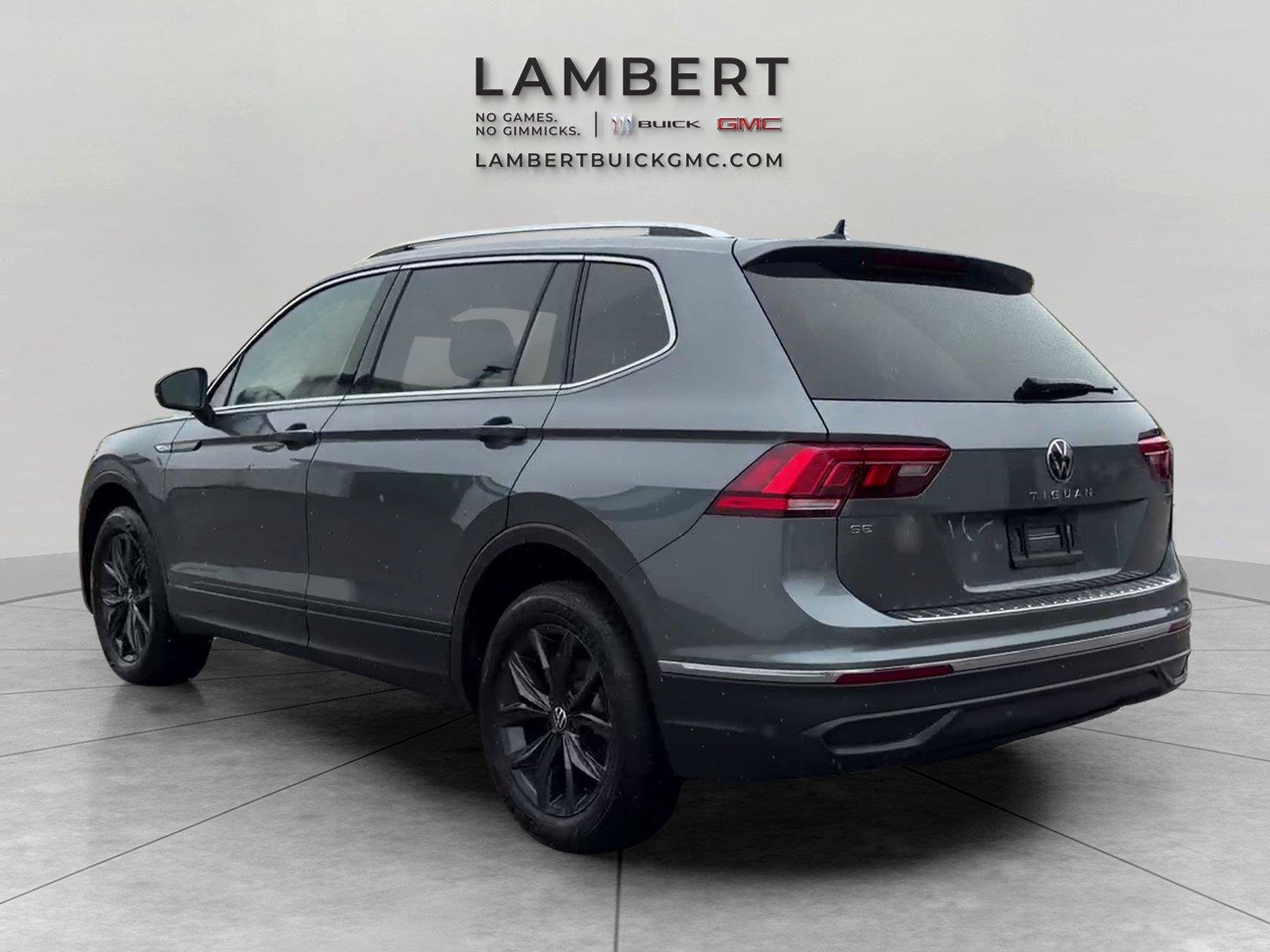 Used 2024 Volkswagen Tiguan SE w/ Panoramic Sunroof Package FWD image 3