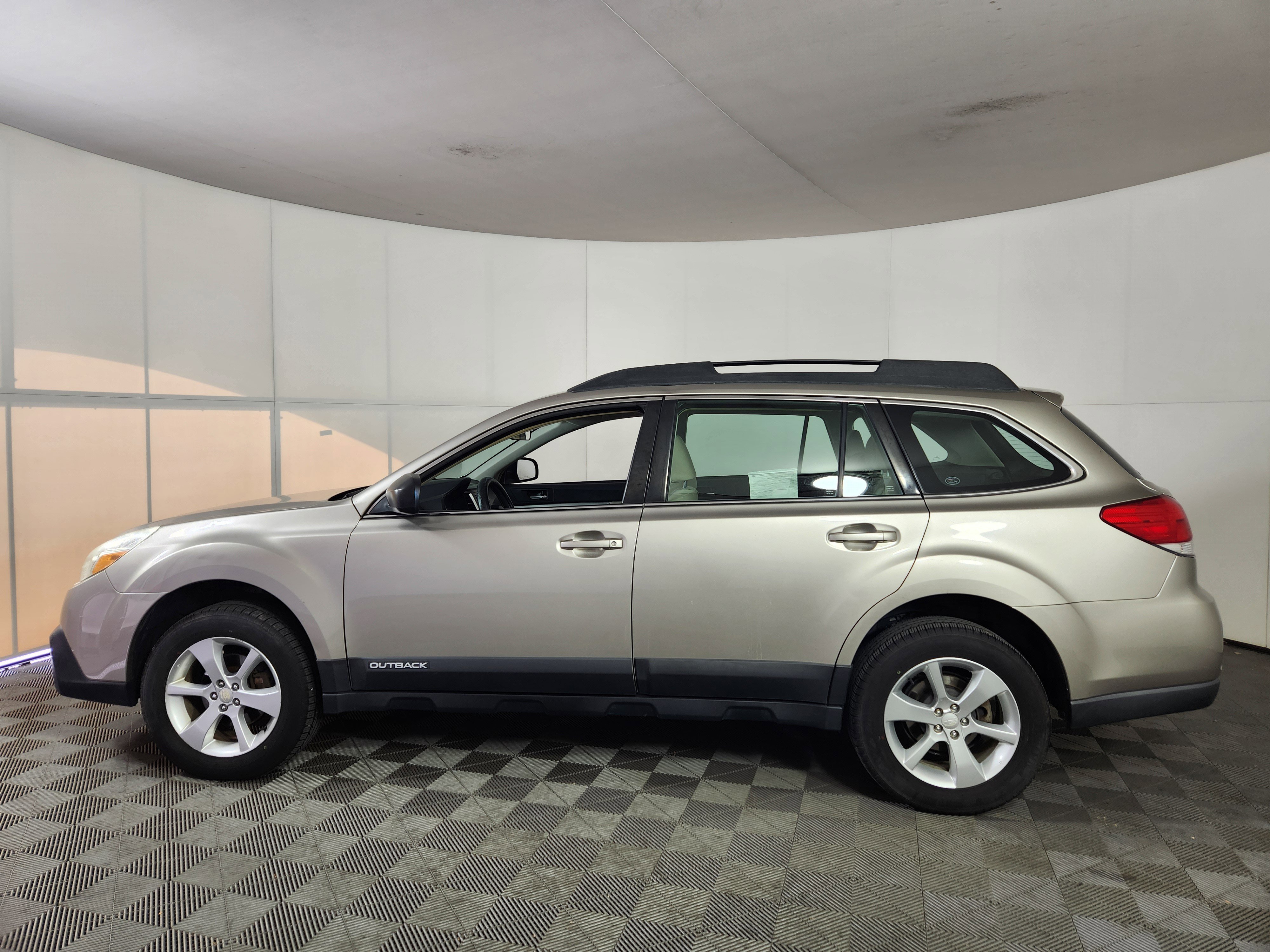 Used 2014 Subaru Outback 2.5i w/ Alloy Wheel Package image 4