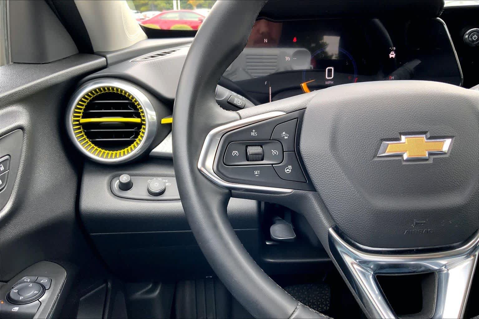 Used 2024 Chevrolet Trax LT w/ Sunroof Package FWD image 24