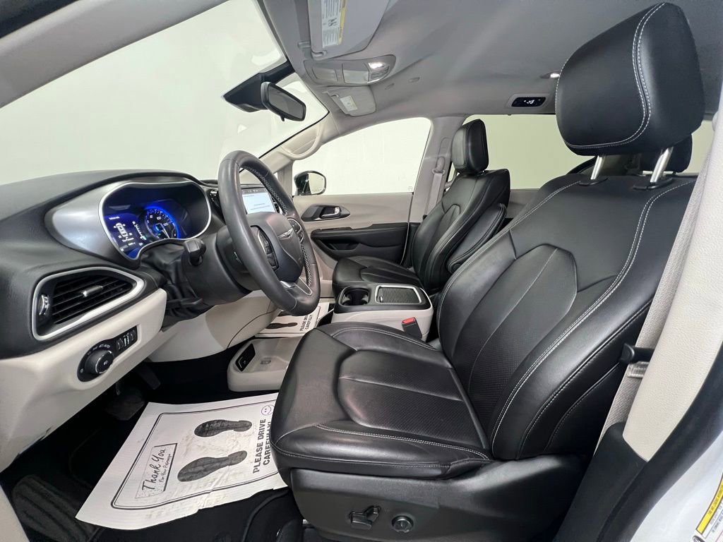 Used 2024 Chrysler Pacifica Touring-L image 4