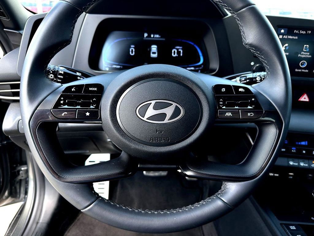 Used 2025 Hyundai Elantra Sport image 17
