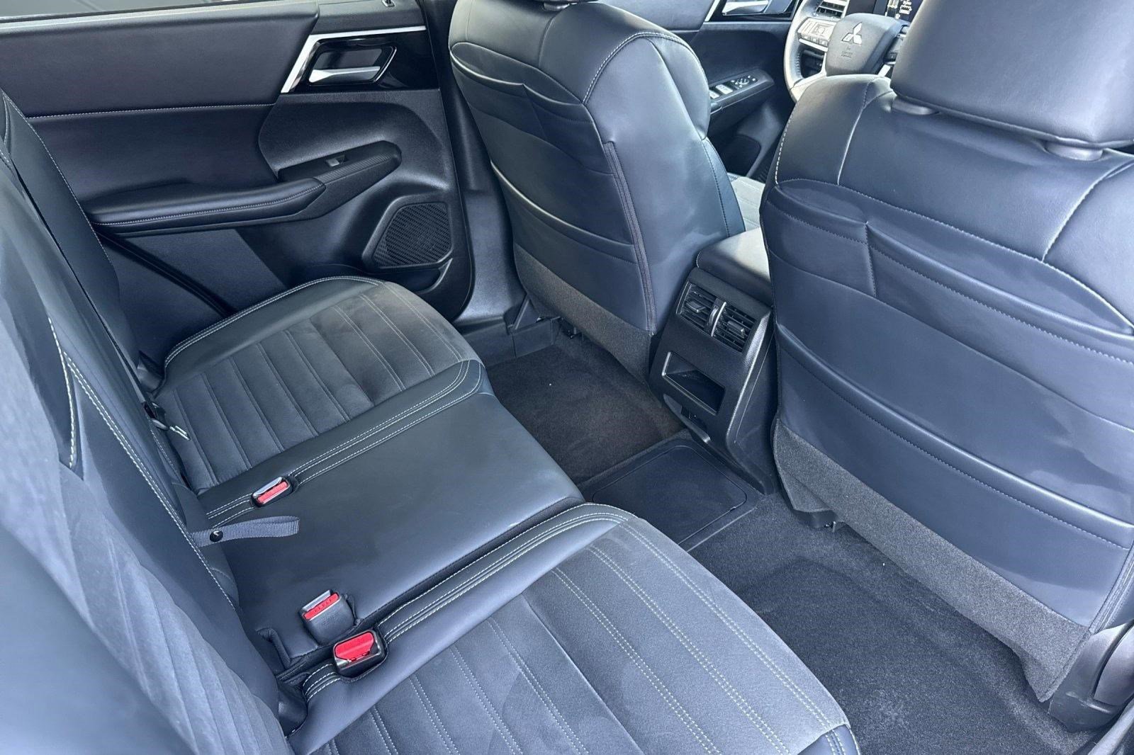 Used 2024 Mitsubishi Outlander SE image 30