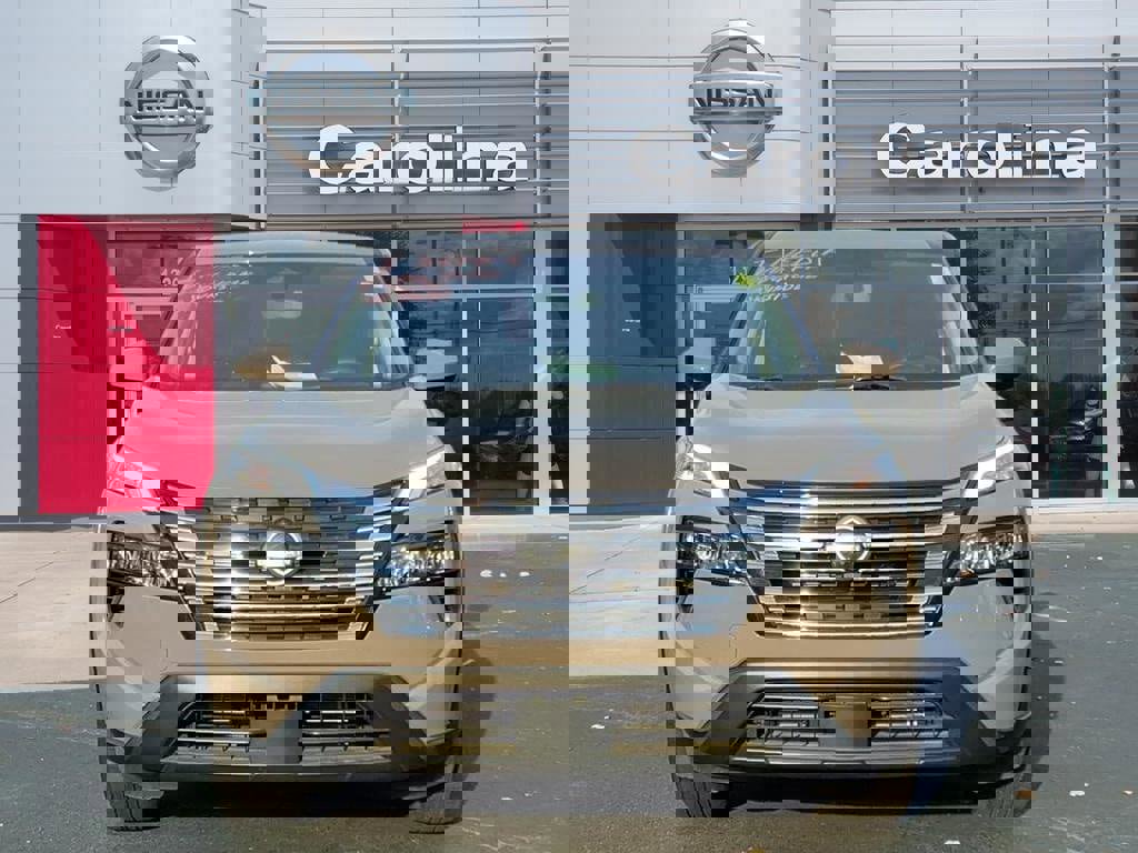 Used 2024 Nissan Rogue SV image 2