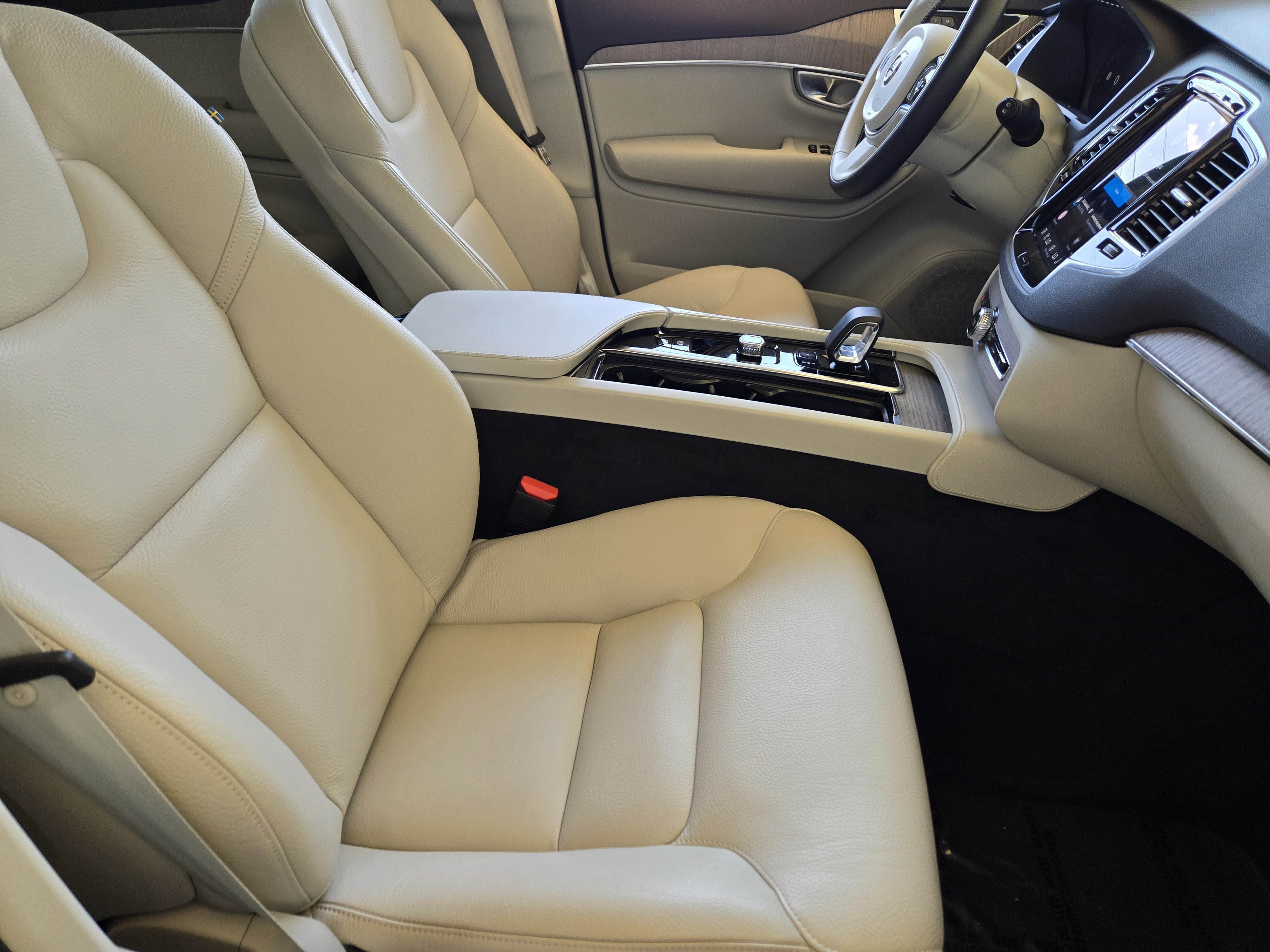 Used 2024 Volvo XC90 B6 Plus w/ Protection Package Premier AWD/4WD image 12