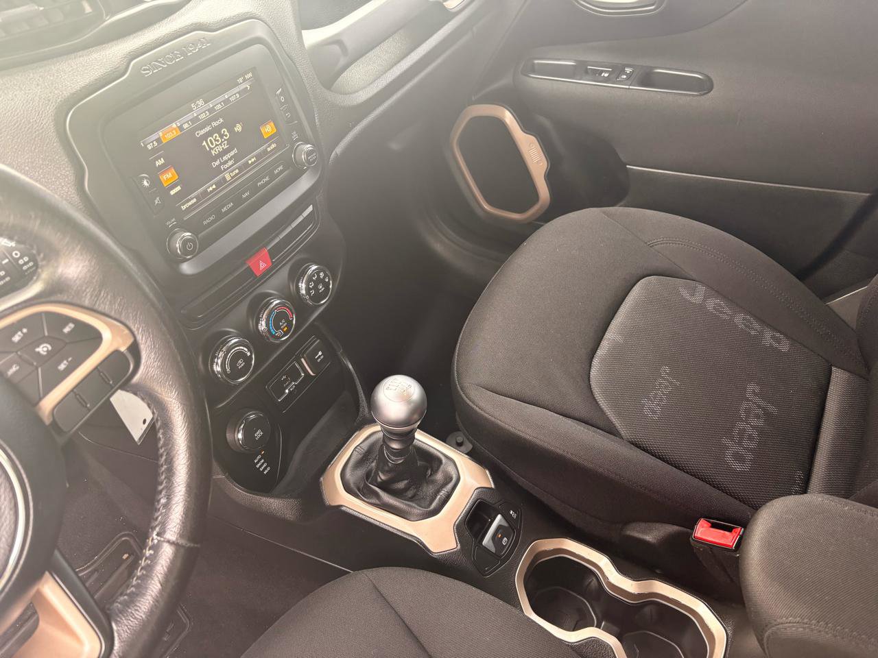 Used 2015 Jeep Renegade Latitude AWD/4WD image 8
