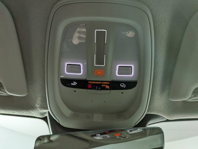 Used 2025 Volvo XC40 B5 Plus image 24