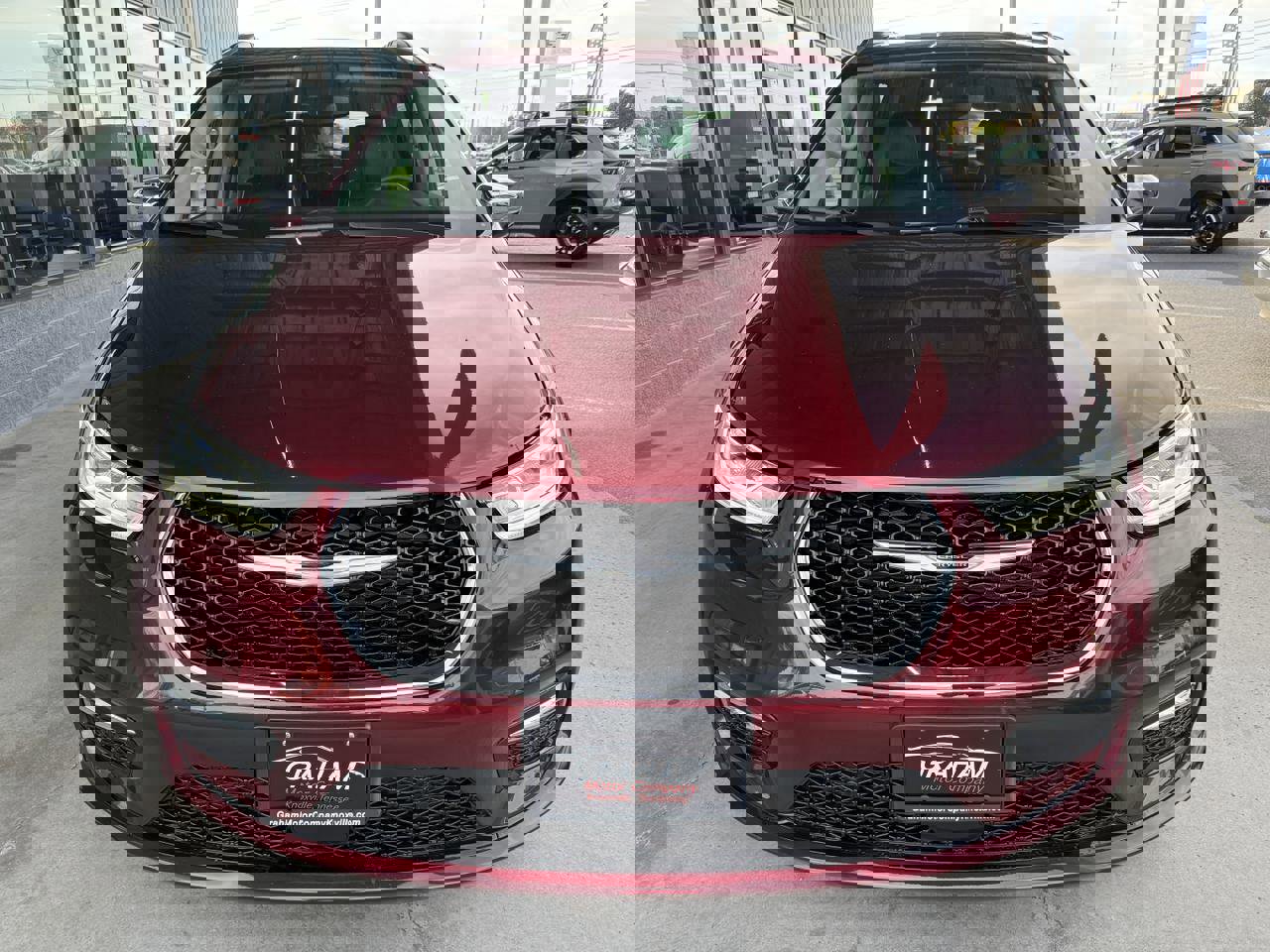 Used 2022 Chrysler Pacifica Limited w/ Uconnect Theater Family Group image 2