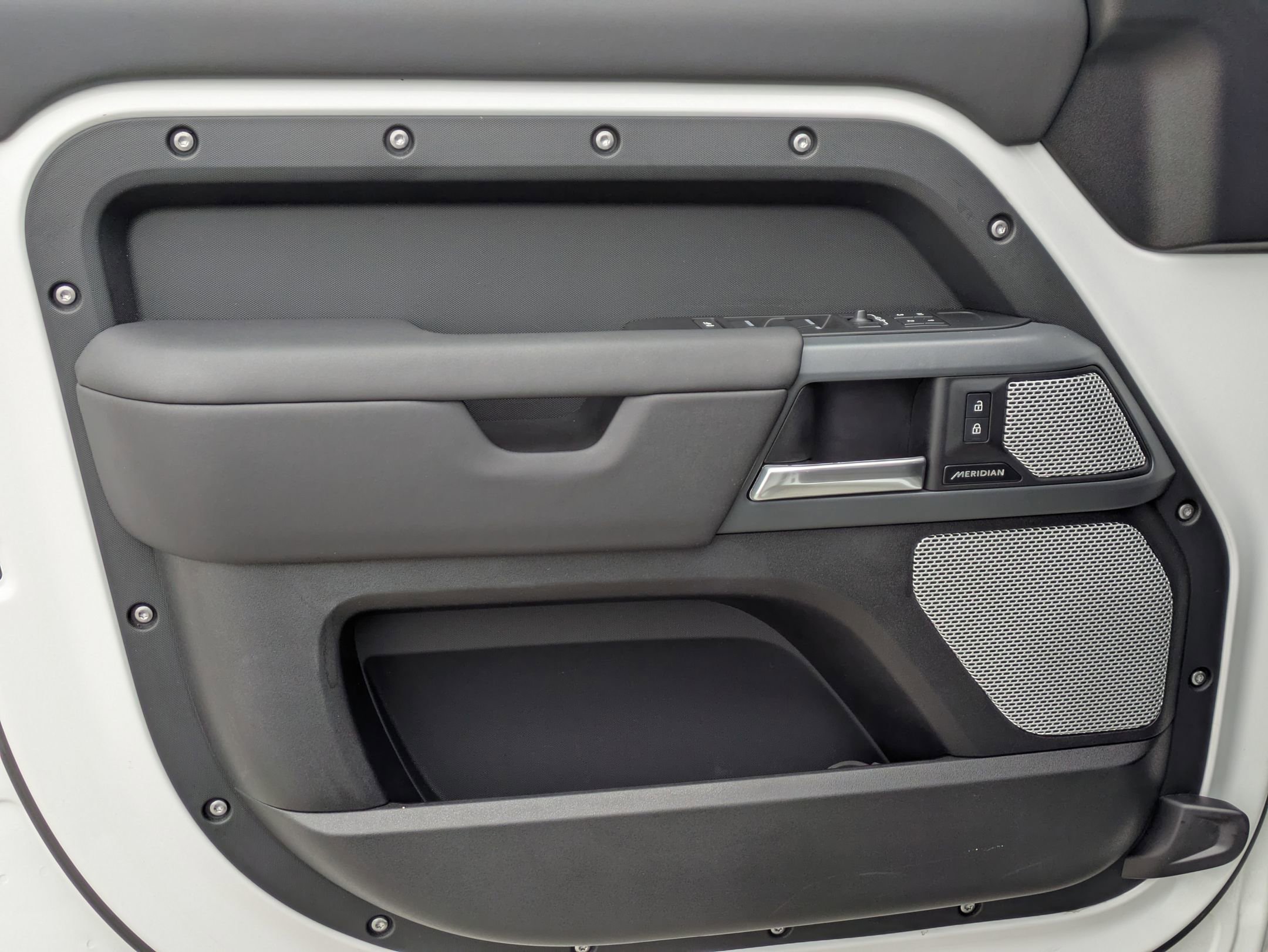 Used 2024 Land Rover Defender 130 X-Dynamic SE image 10