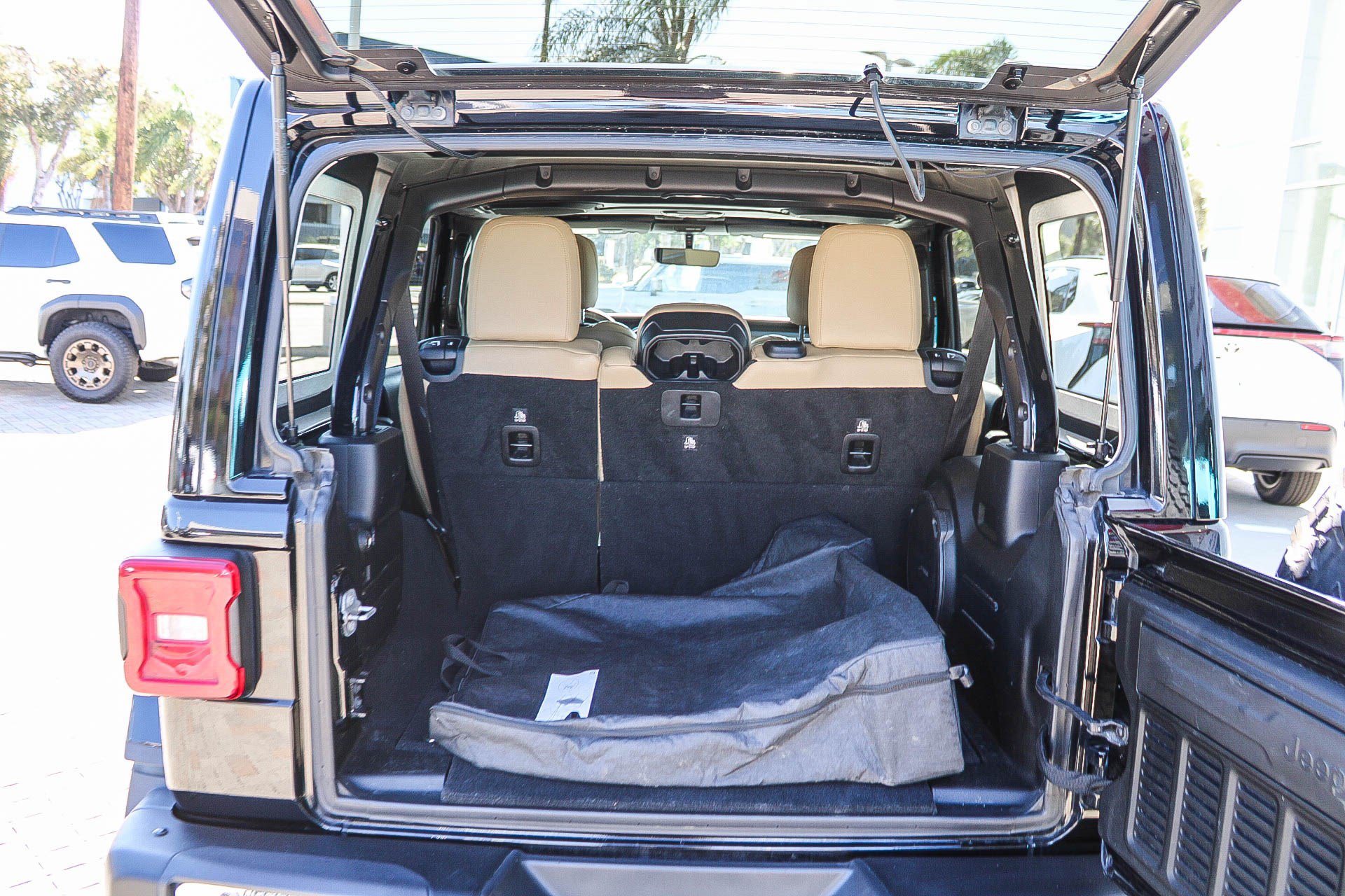 Used 2018 Jeep Wrangler Unlimited Rubicon AWD/4WD image 27