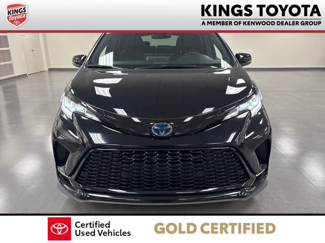 Used 2025 Toyota Sienna XSE w/ XSE Premium Package image 3