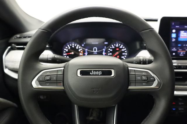 Used 2025 Jeep Compass Latitude AWD/4WD image 17