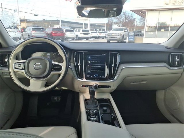 Used 2021 Volvo V60 T5 Cross Country image 12