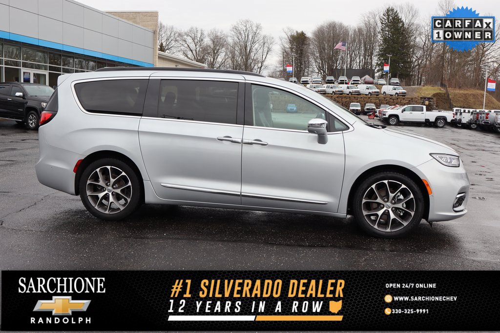 Used 2022 Chrysler Pacifica Limited image 1