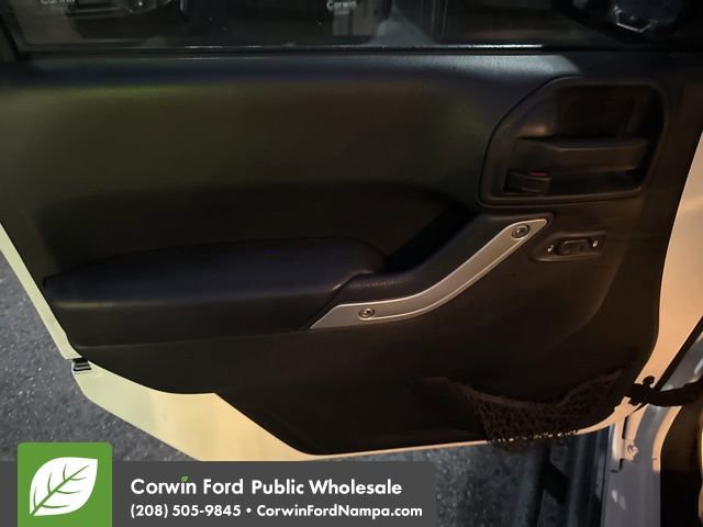 Used 2016 Jeep Wrangler Unlimited Rubicon w/ Connectivity Group image 12