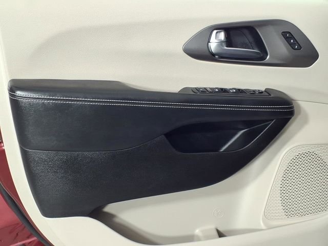 Used 2023 Chrysler Pacifica Touring-L image 13
