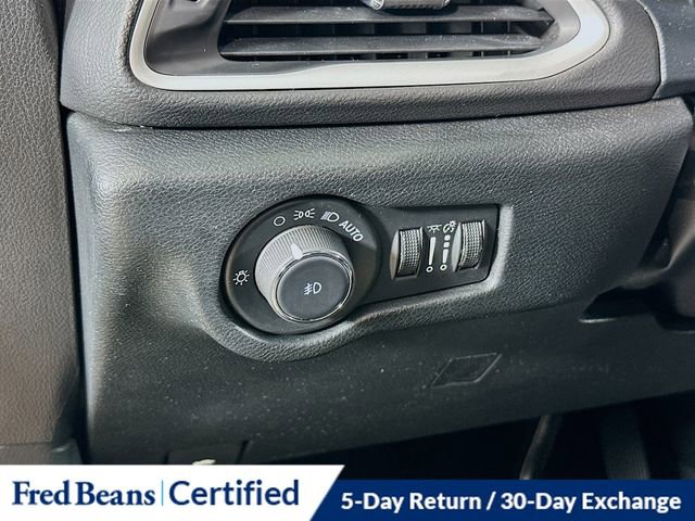 Used 2025 Chrysler Pacifica Select image 21