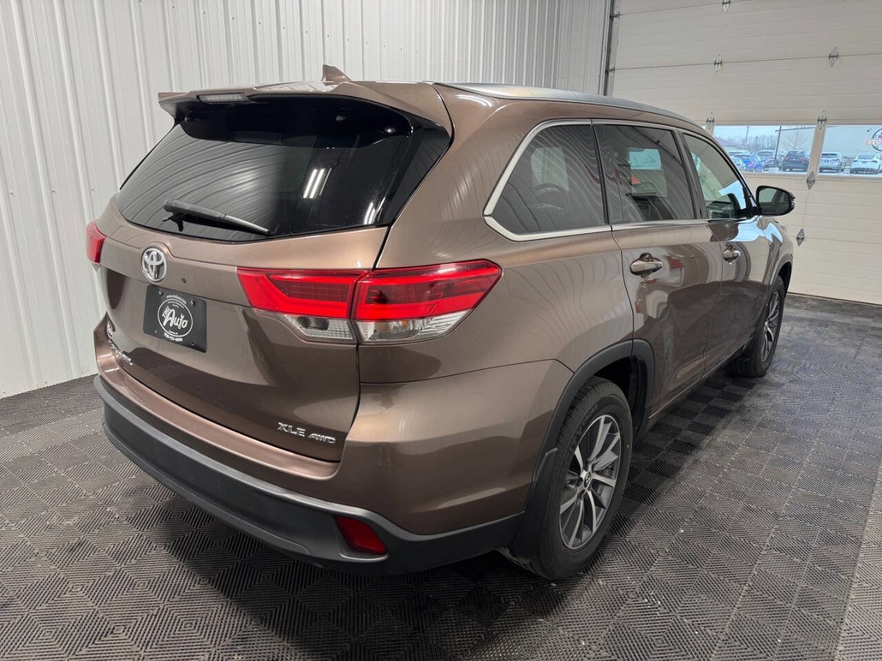 Used 2017 Toyota Highlander XLE image 3